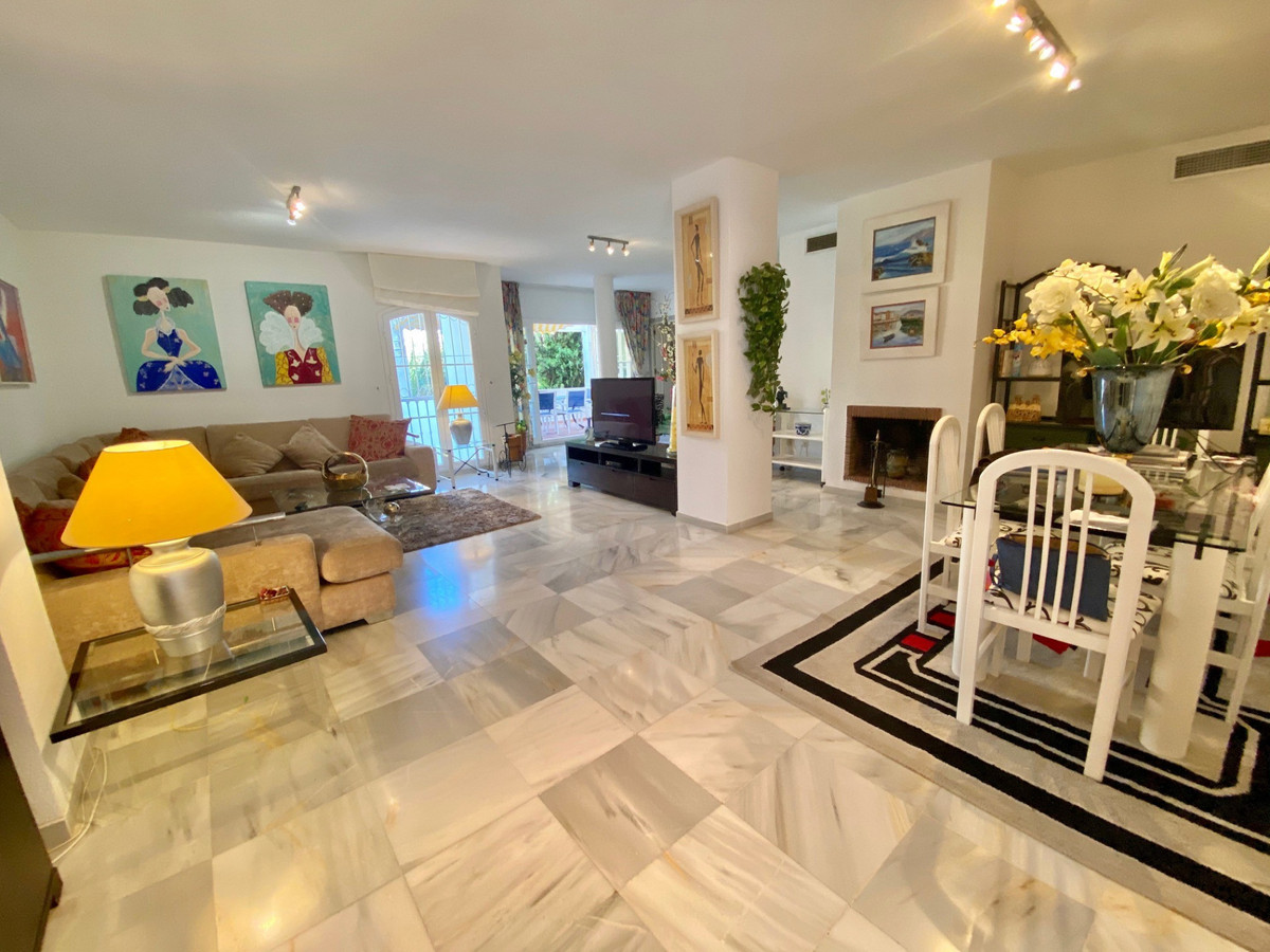 5 Bed Apartment for sale in Nagüeles Costa Del Sol, Málaga, Spain