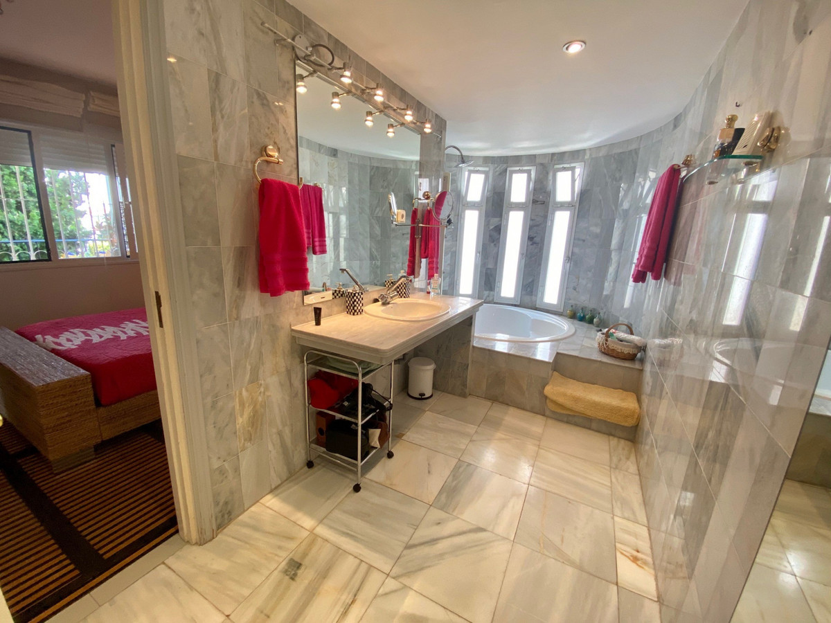 5 Bed Apartment for sale in Nagüeles Costa Del Sol, Málaga, Spain