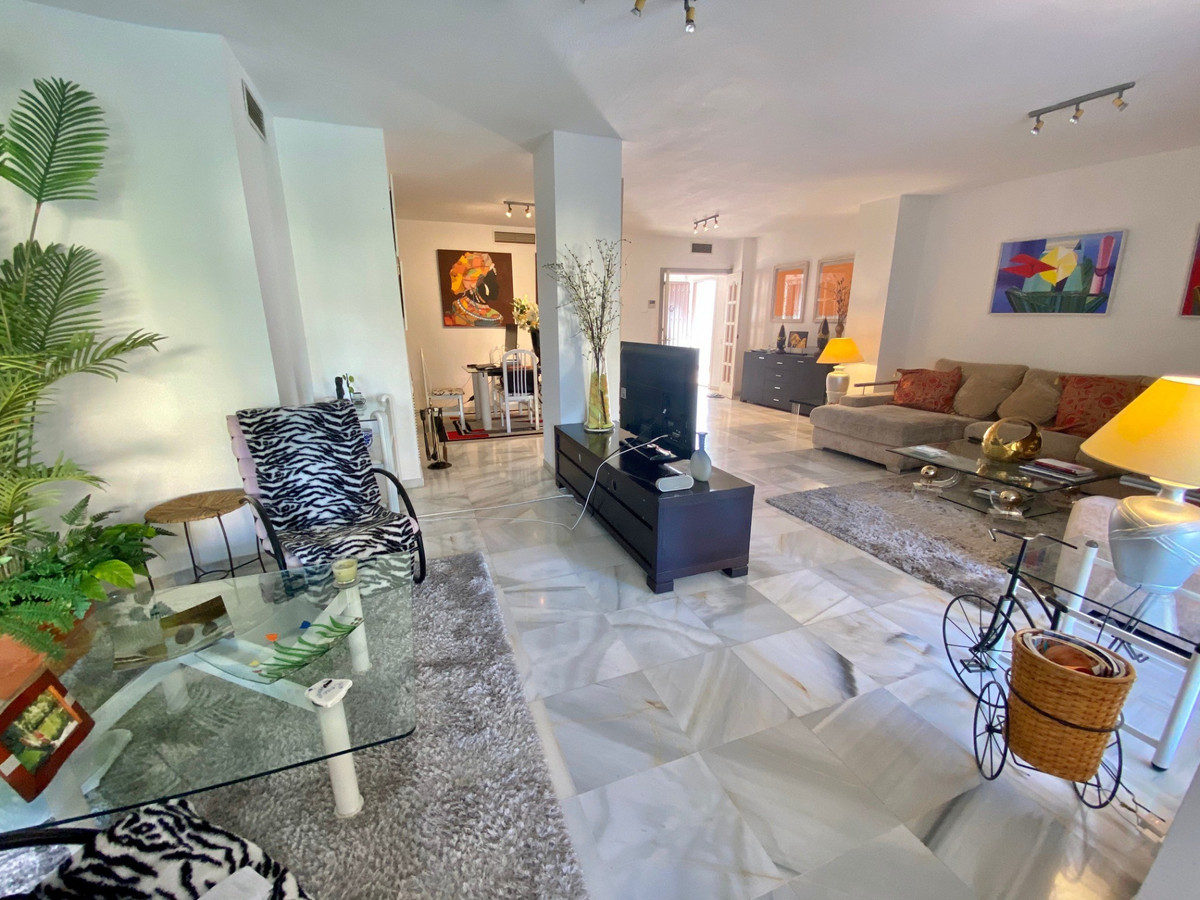 5 Bed Apartment for sale in Nagüeles Costa Del Sol, Málaga, Spain