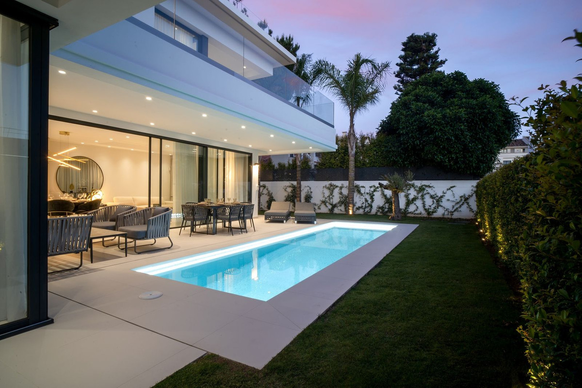 Se vende Villa - Chalet de 5 dormitorios en Costa Del Sol, Málaga, España