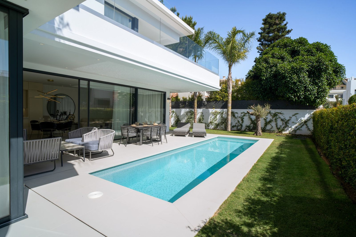 Se vende Villa - Chalet de 5 dormitorios en Costa Del Sol, Málaga, España
