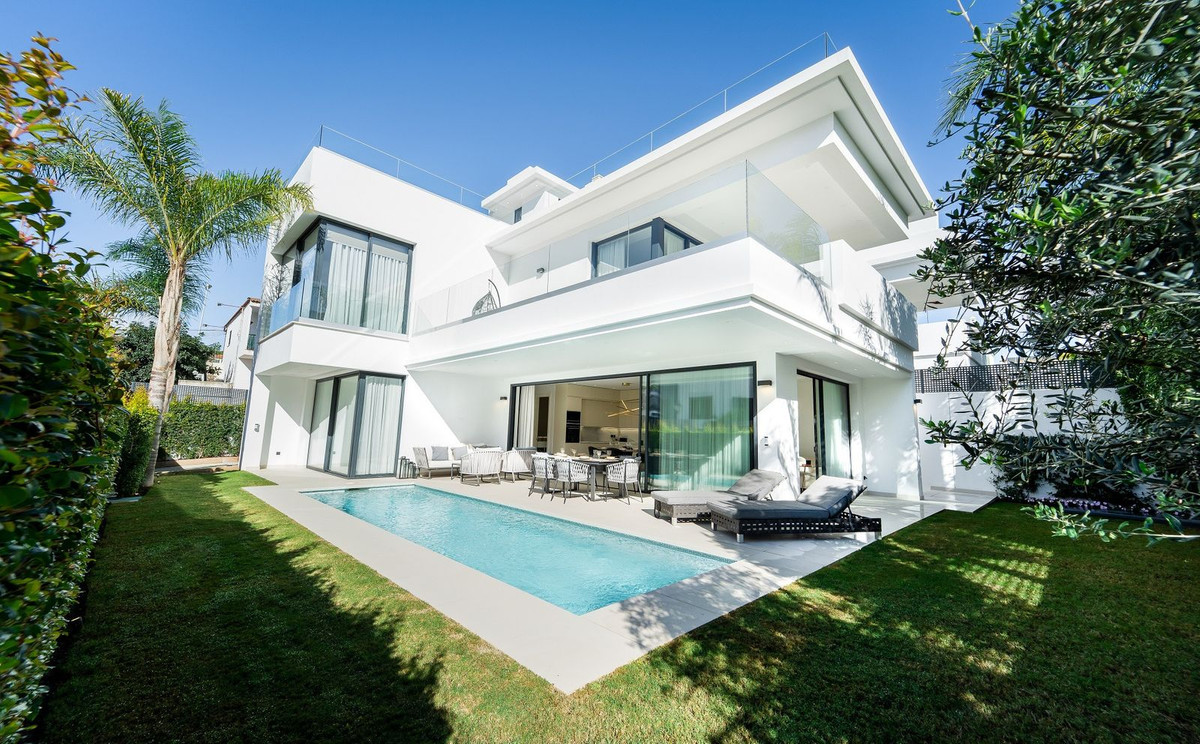 Se vende Villa - Chalet de 5 dormitorios en Costa Del Sol, Málaga, España