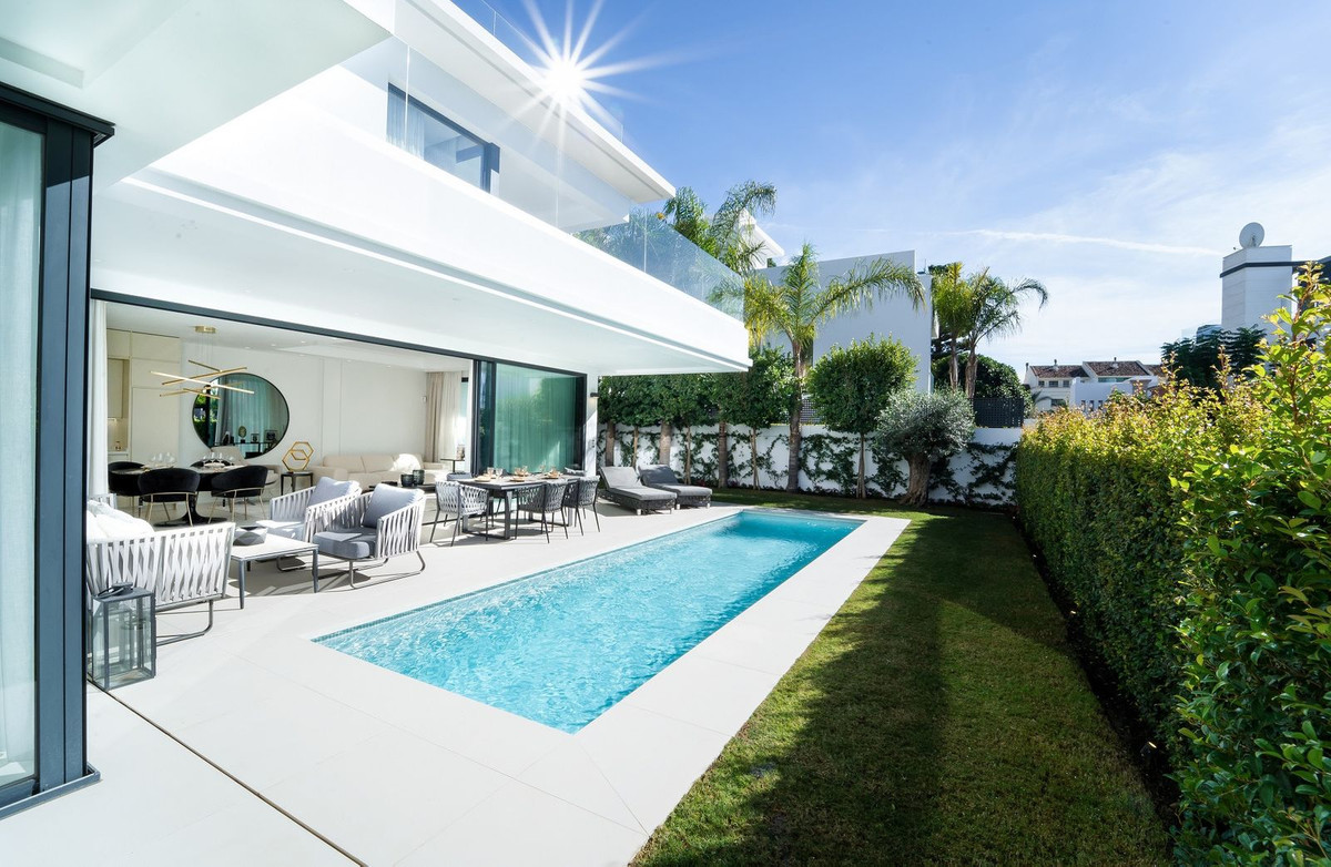 Se vende Villa - Chalet de 5 dormitorios en Costa Del Sol, Málaga, España