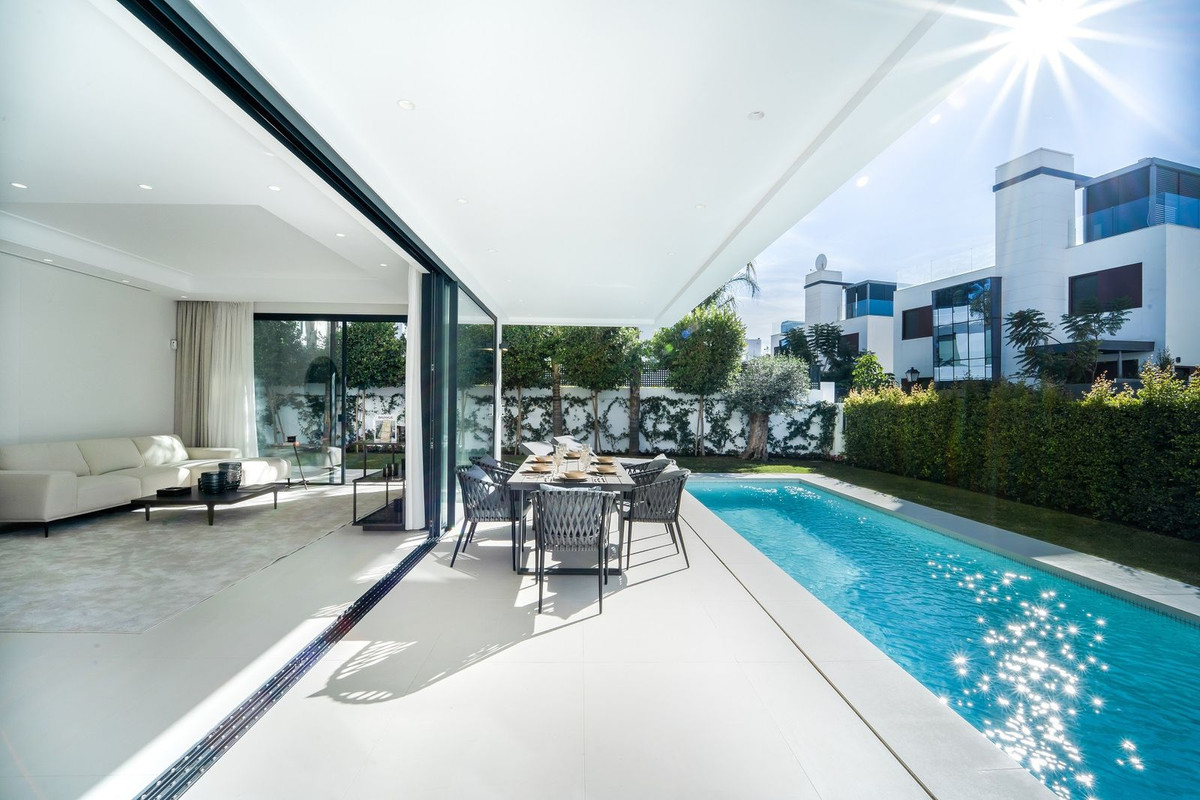 Se vende Villa - Chalet de 5 dormitorios en Costa Del Sol, Málaga, España