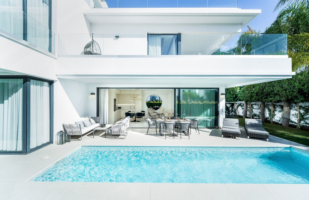 Se vende Villa - Chalet de 5 dormitorios en Costa Del Sol, Málaga, España