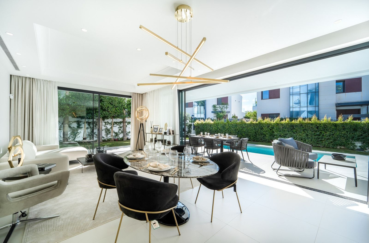 Se vende Villa - Chalet de 5 dormitorios en Costa Del Sol, Málaga, España