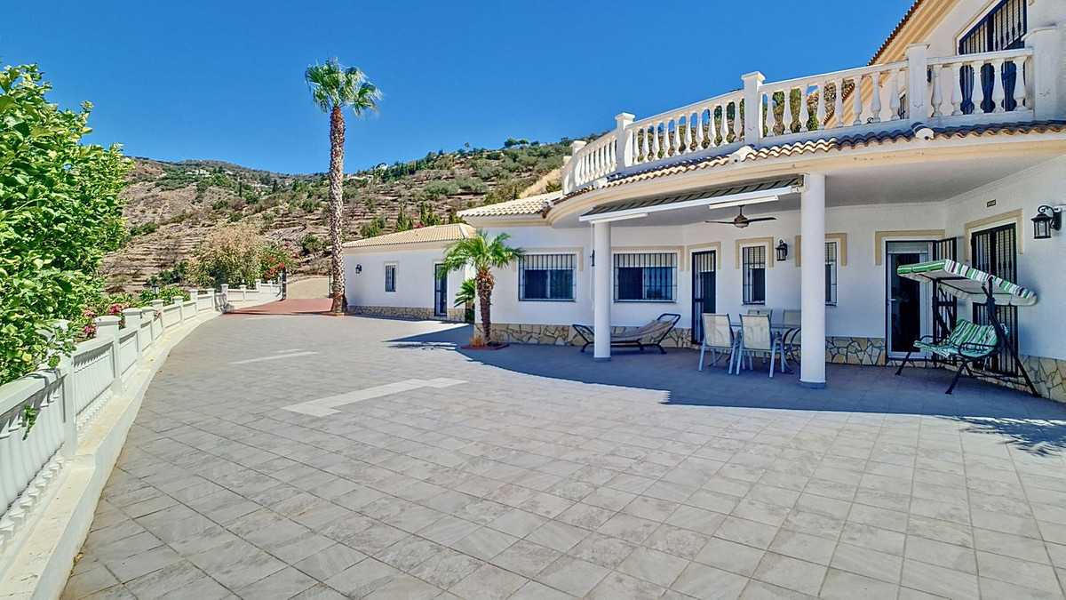 4 Bed Townhouse for sale in Arenas Costa Del Sol East, Málaga, Spain