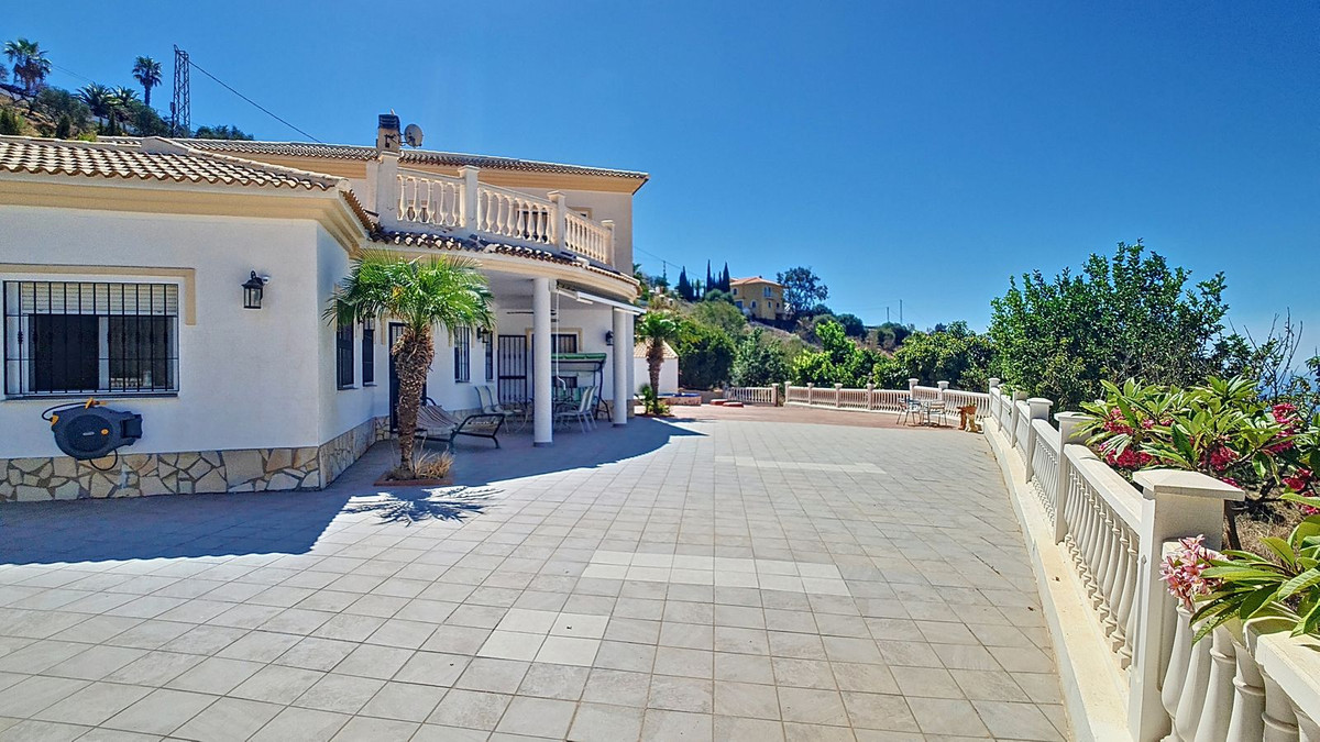 4 Bed Townhouse for sale in Arenas Costa Del Sol East, Málaga, Spain
