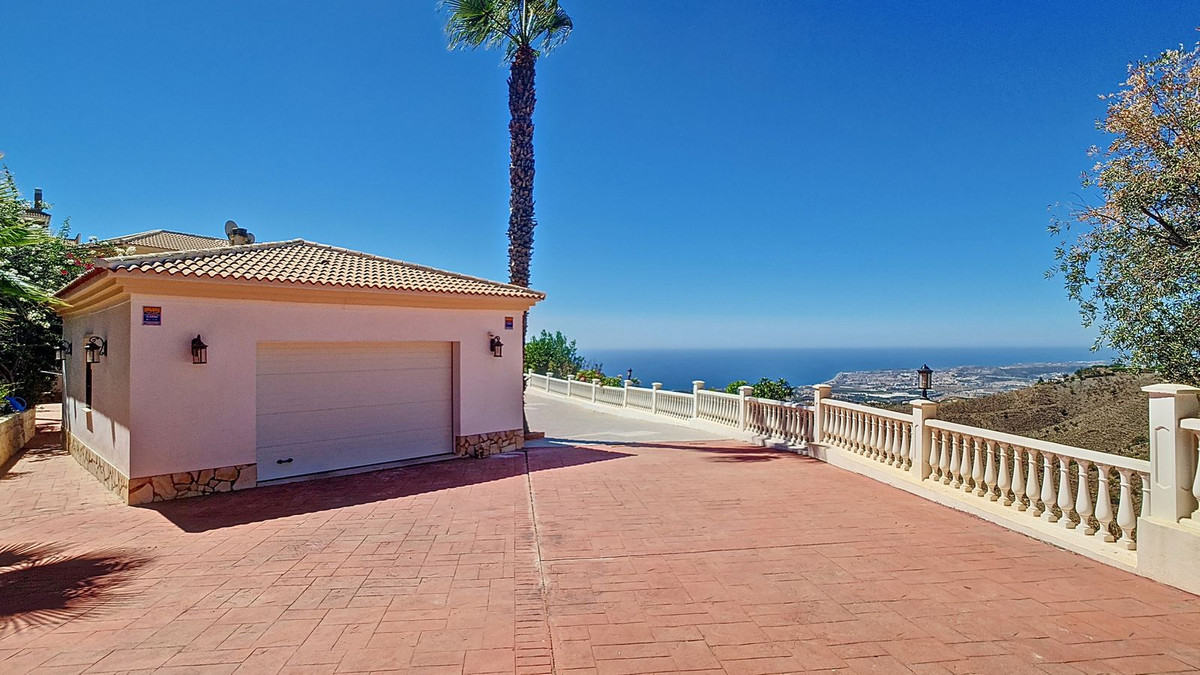4 Bed Townhouse for sale in Arenas Costa Del Sol East, Málaga, Spain
