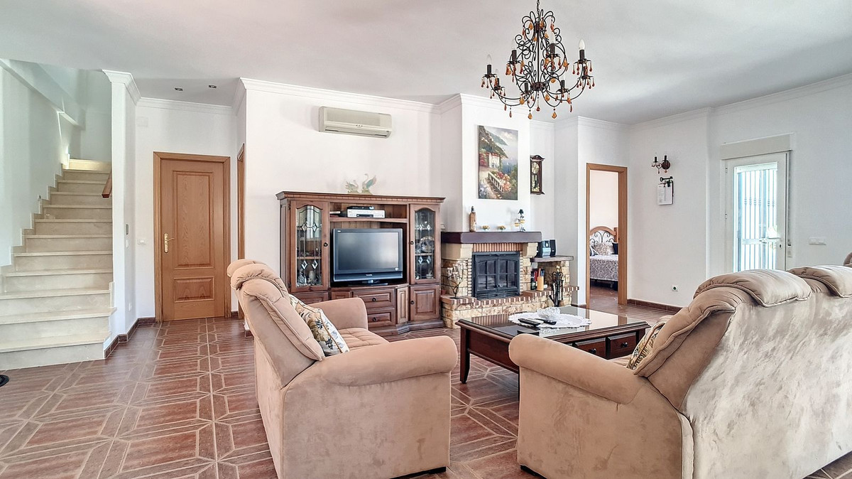4 Bed Townhouse for sale in Arenas Costa Del Sol East, Málaga, Spain