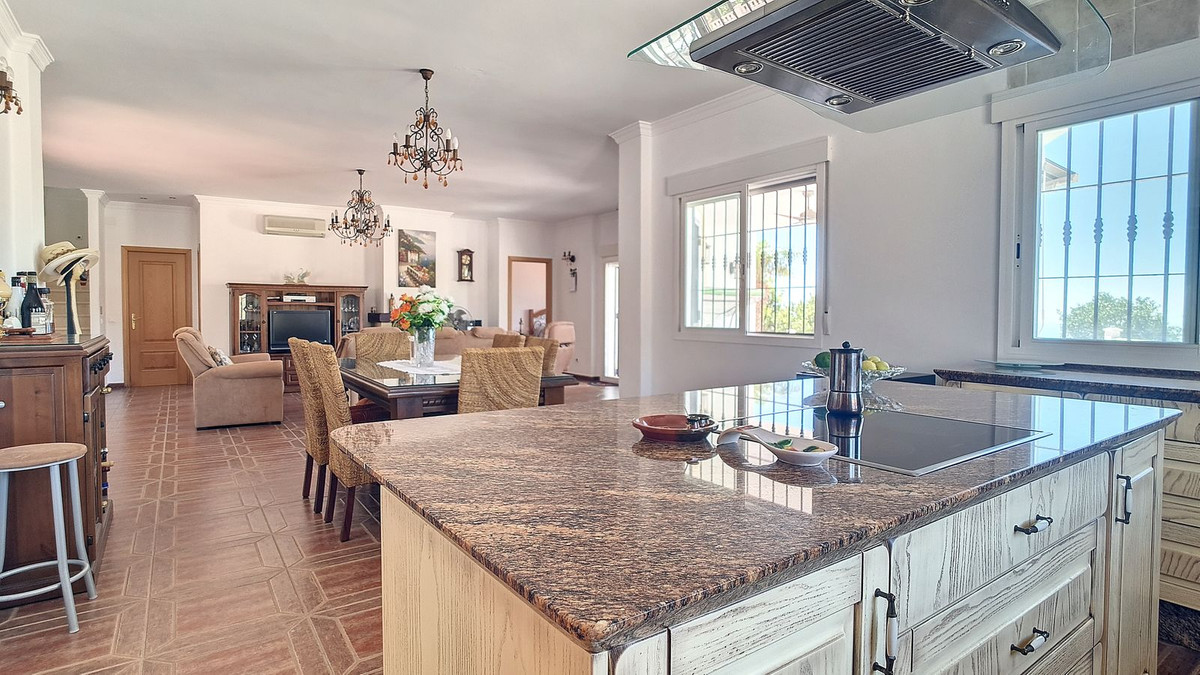4 Bed Townhouse for sale in Arenas Costa Del Sol East, Málaga, Spain