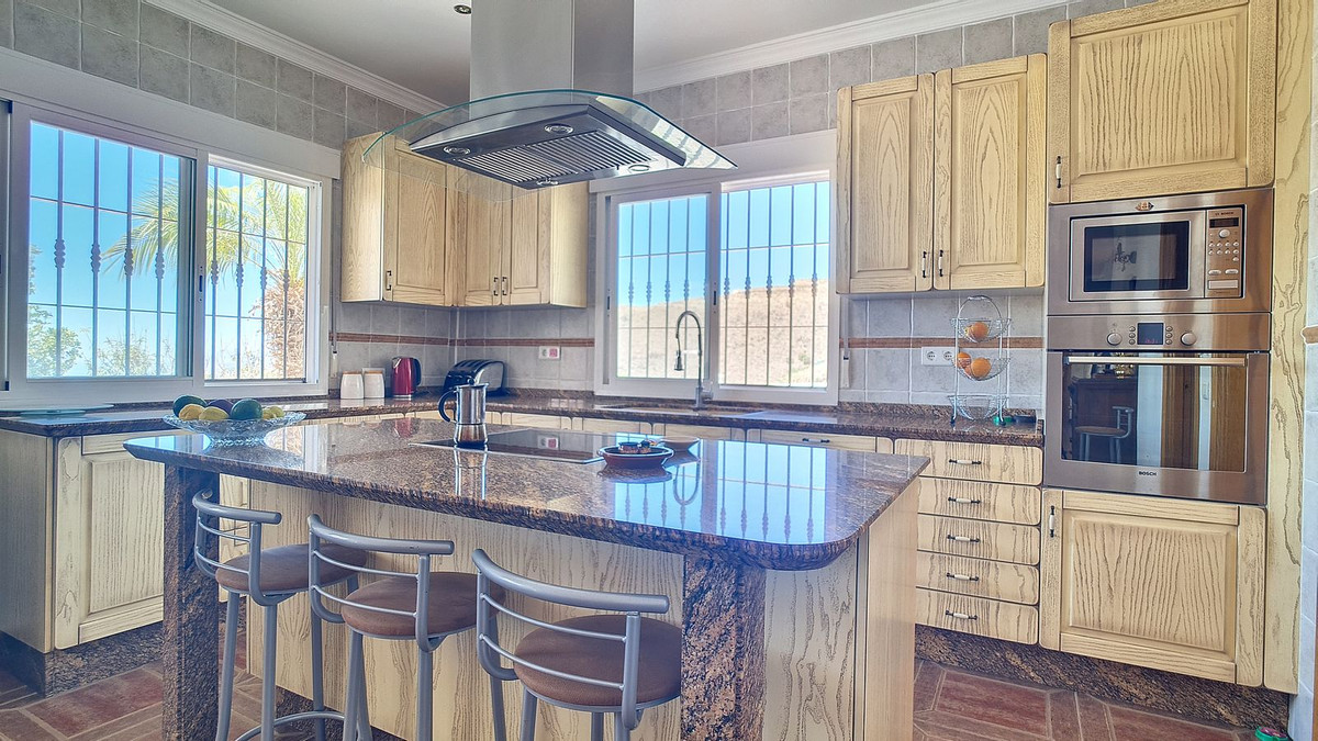 4 Bed Townhouse for sale in Arenas Costa Del Sol East, Málaga, Spain