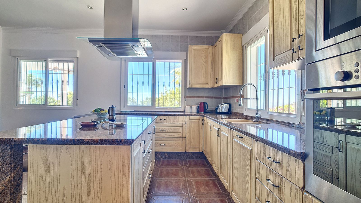 4 Bed Townhouse for sale in Arenas Costa Del Sol East, Málaga, Spain