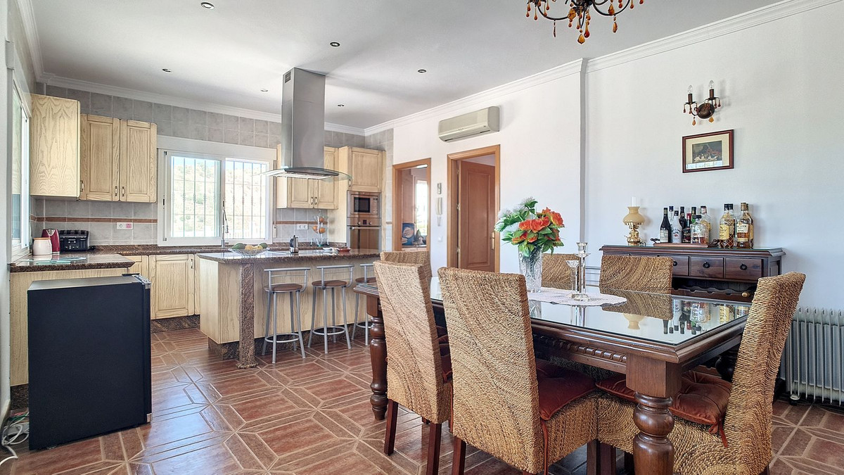 4 Bed Townhouse for sale in Arenas Costa Del Sol East, Málaga, Spain
