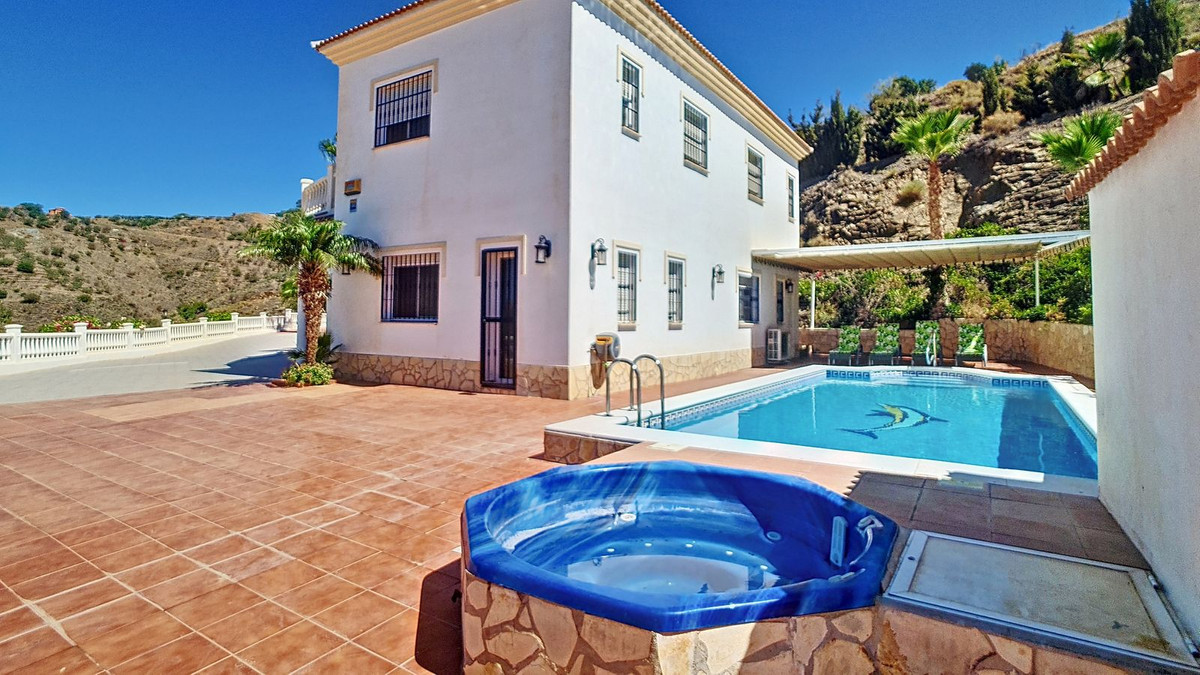 4 Bed Townhouse for sale in Arenas Costa Del Sol East, Málaga, Spain