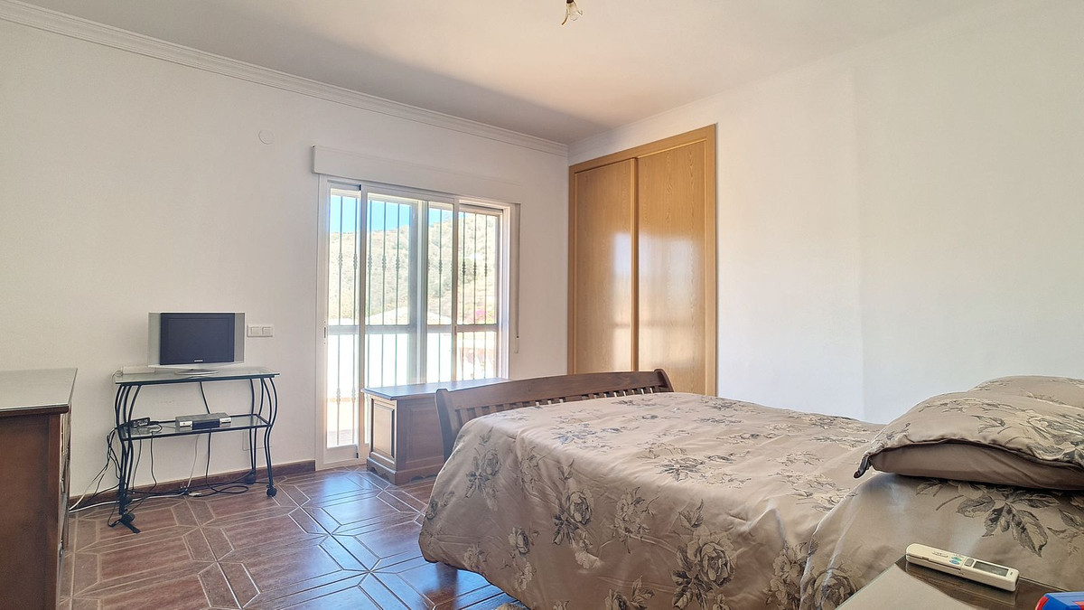 4 Bed Townhouse for sale in Arenas Costa Del Sol East, Málaga, Spain