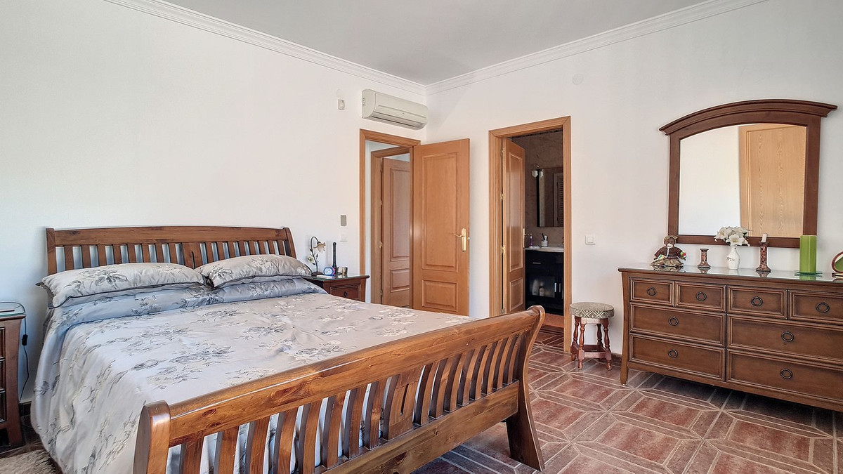 4 Bed Townhouse for sale in Arenas Costa Del Sol East, Málaga, Spain