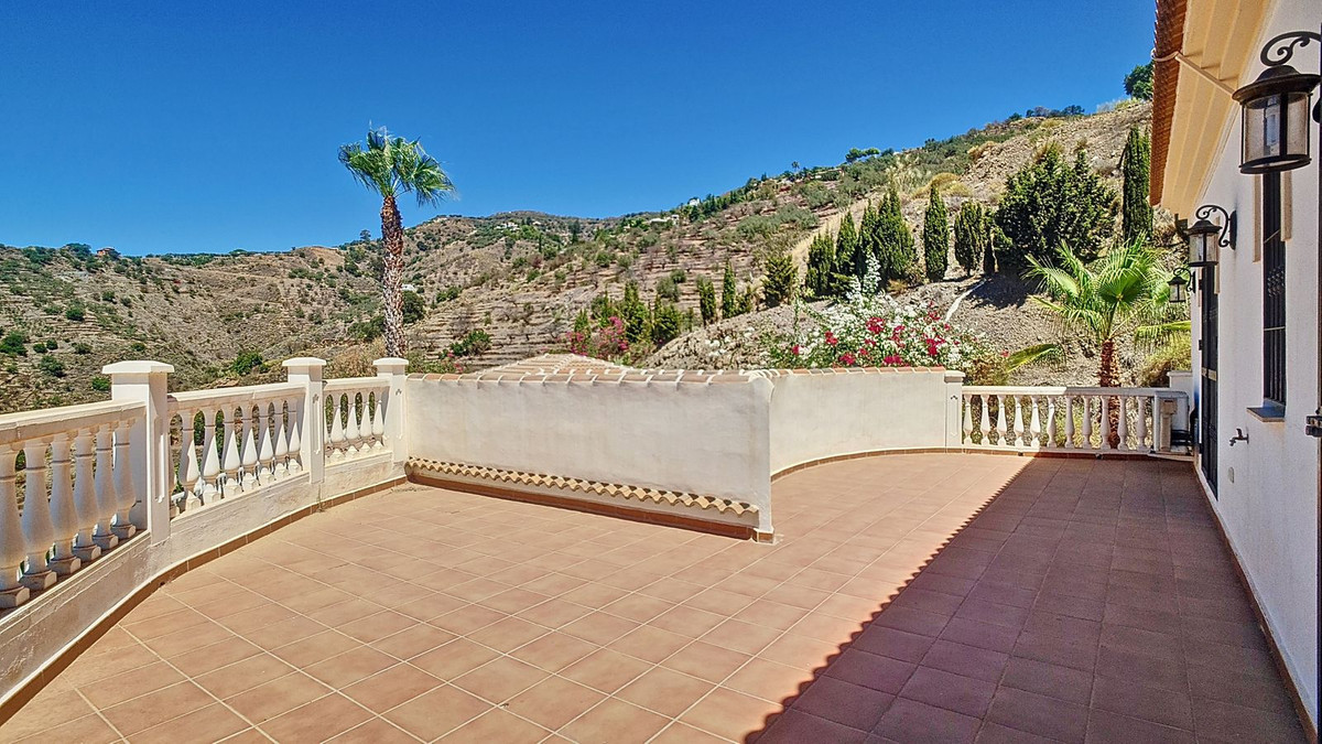 4 Bed Townhouse for sale in Arenas Costa Del Sol East, Málaga, Spain