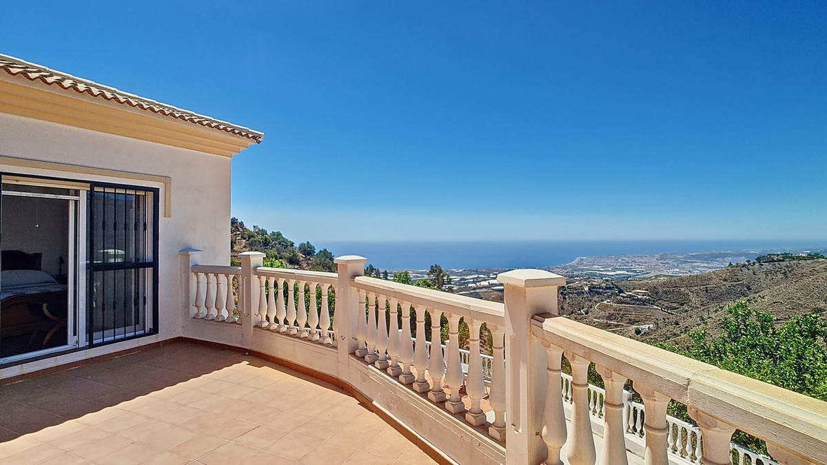 4 Bed Townhouse for sale in Arenas Costa Del Sol East, Málaga, Spain