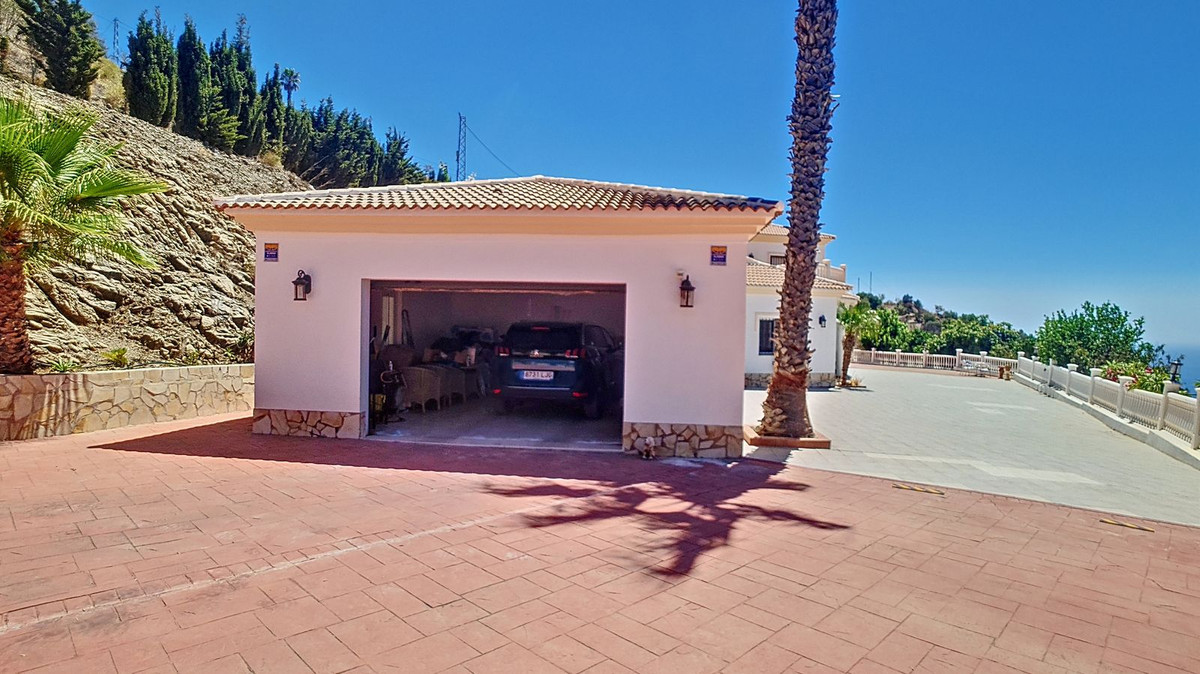4 Bed Townhouse for sale in Arenas Costa Del Sol East, Málaga, Spain