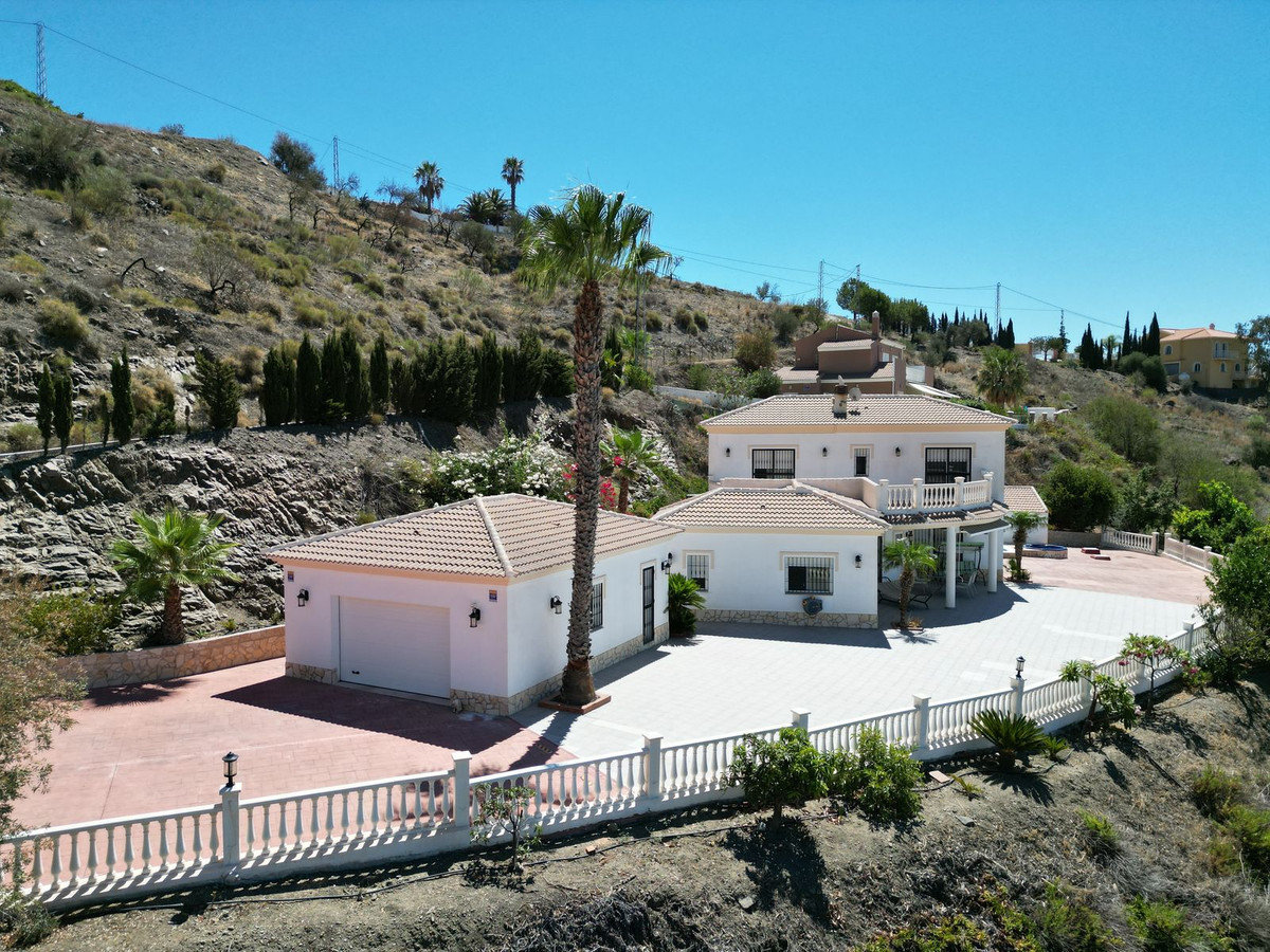 4 Bed Townhouse for sale in Arenas Costa Del Sol East, Málaga, Spain
