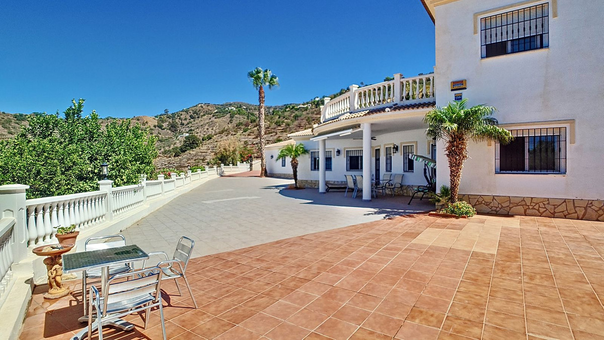 4 Bed Townhouse for sale in Arenas Costa Del Sol East, Málaga, Spain