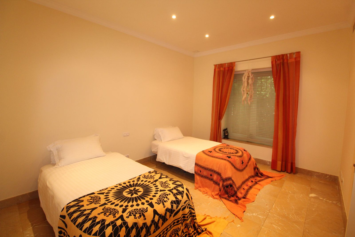 Se vende Villa - Chalet de 4 dormitorios en Costa Del Sol, Cadiz, España