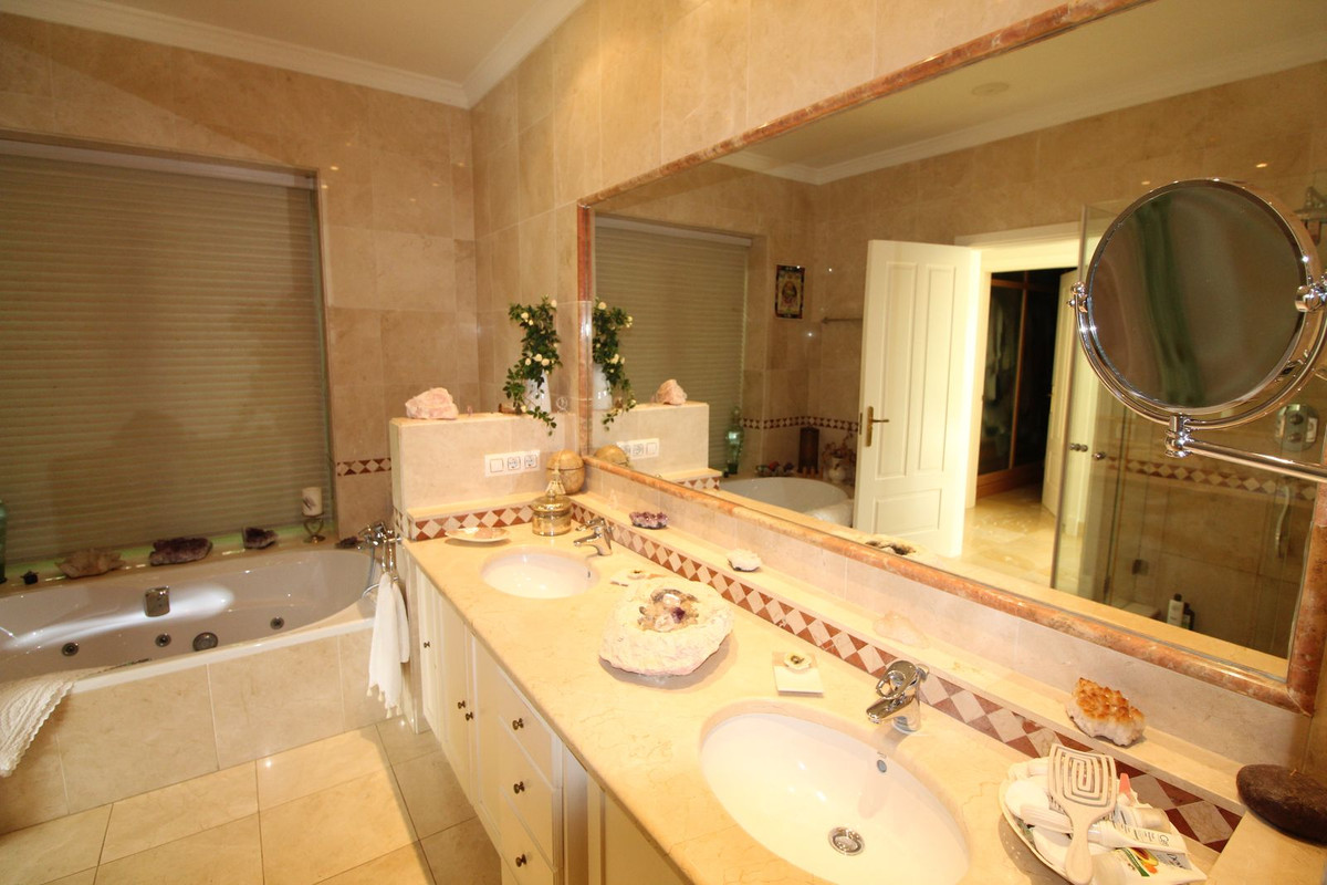 Se vende Villa - Chalet de 4 dormitorios en Costa Del Sol, Cadiz, España