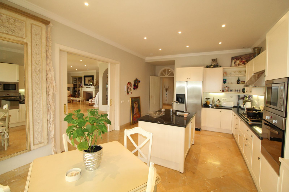 Se vende Villa - Chalet de 4 dormitorios en Costa Del Sol, Cadiz, España