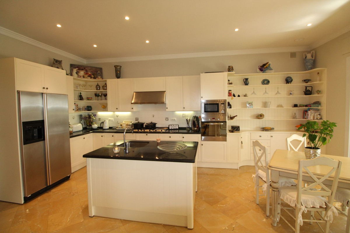 Se vende Villa - Chalet de 4 dormitorios en Costa Del Sol, Cadiz, España