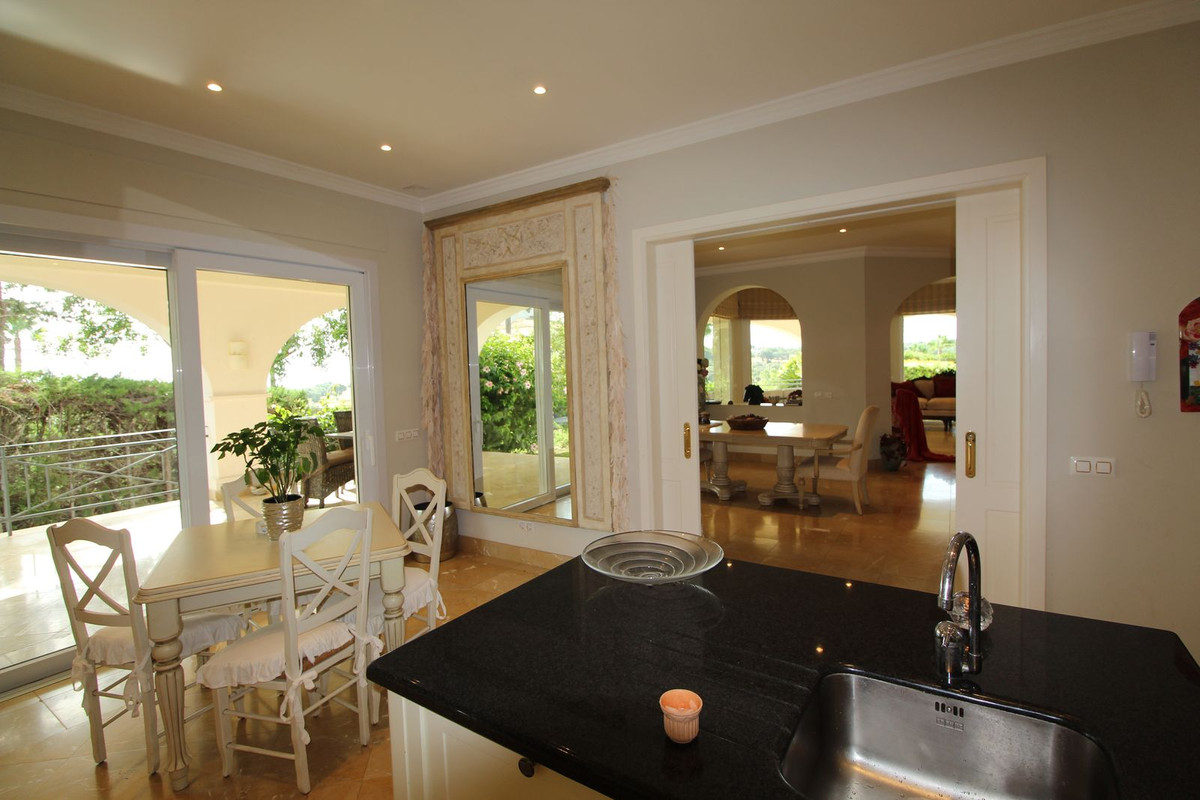Se vende Villa - Chalet de 4 dormitorios en Costa Del Sol, Cadiz, España