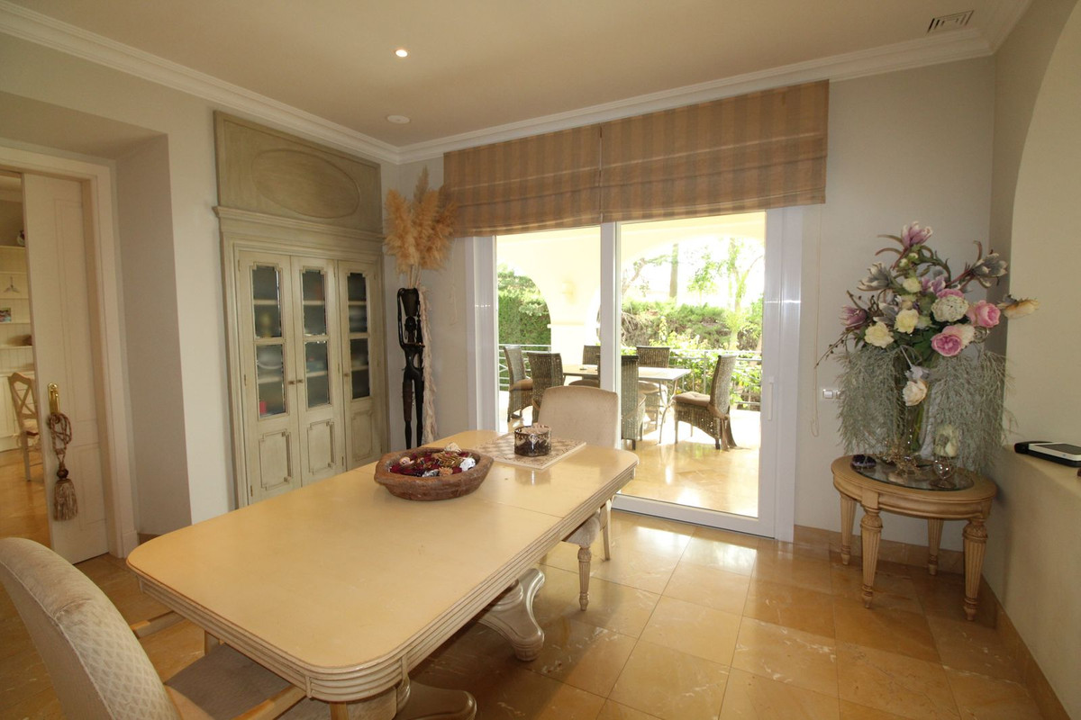 Se vende Villa - Chalet de 4 dormitorios en Costa Del Sol, Cadiz, España