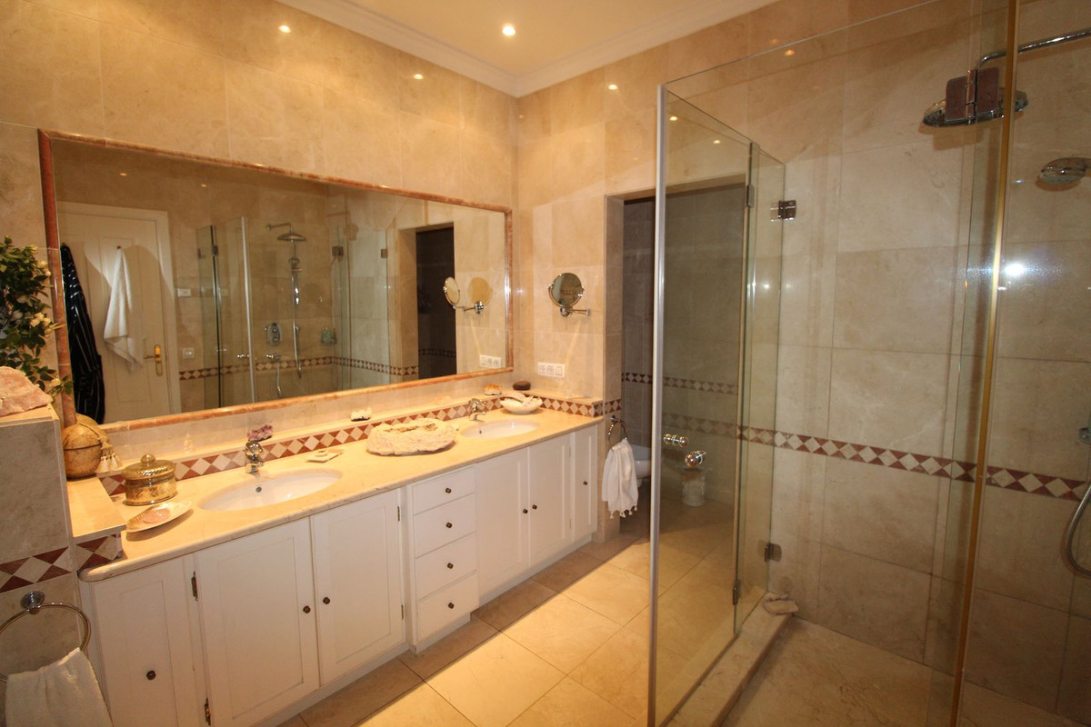 Se vende Villa - Chalet de 4 dormitorios en Costa Del Sol, Cadiz, España