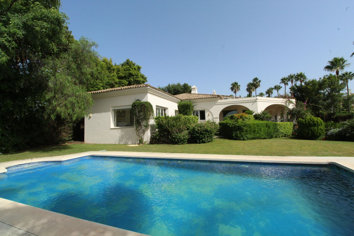 Se vende Villa - Chalet de 4 dormitorios en Costa Del Sol, Cadiz, España