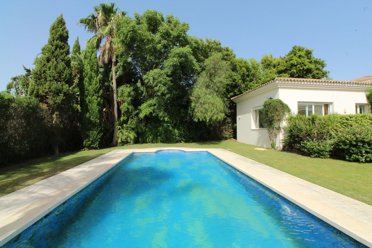 Se vende Villa - Chalet de 4 dormitorios en Costa Del Sol, Cadiz, España