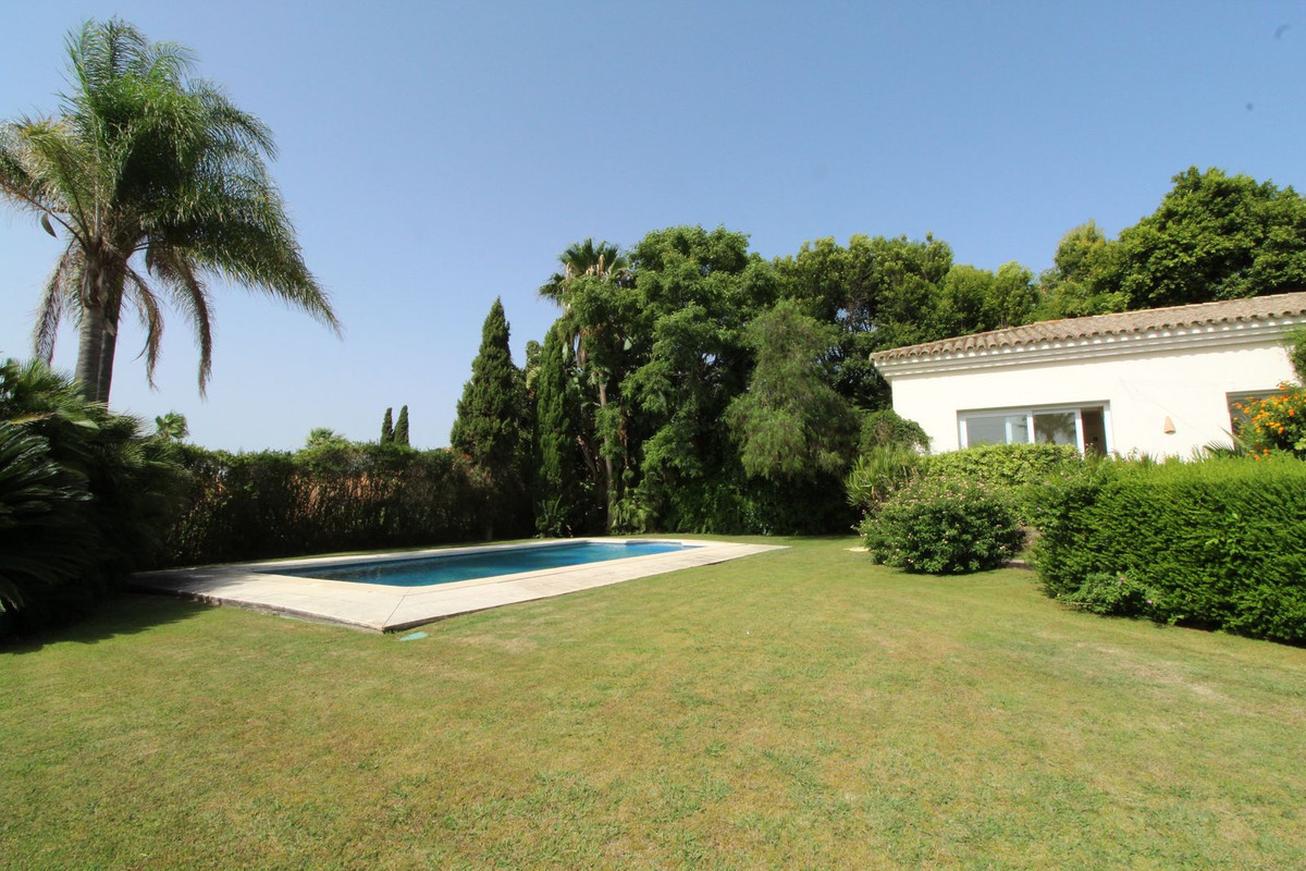 Se vende Villa - Chalet de 4 dormitorios en Costa Del Sol, Cadiz, España