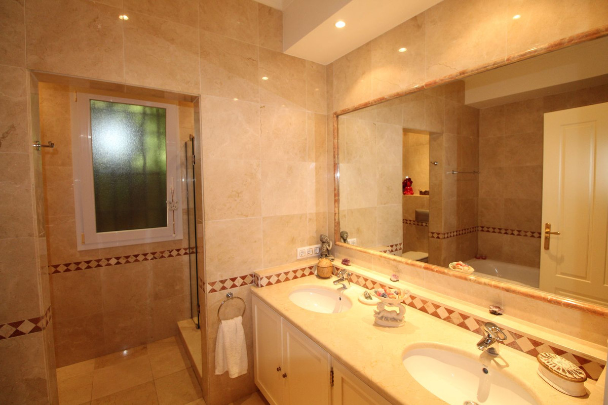 Se vende Villa - Chalet de 4 dormitorios en Costa Del Sol, Cadiz, España