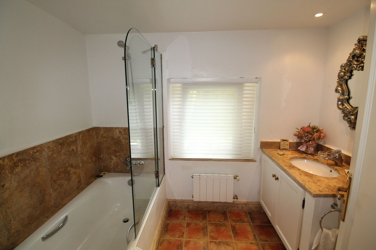 Se vende Villa - Chalet de 4 dormitorios en Costa Del Sol, Cadiz, España
