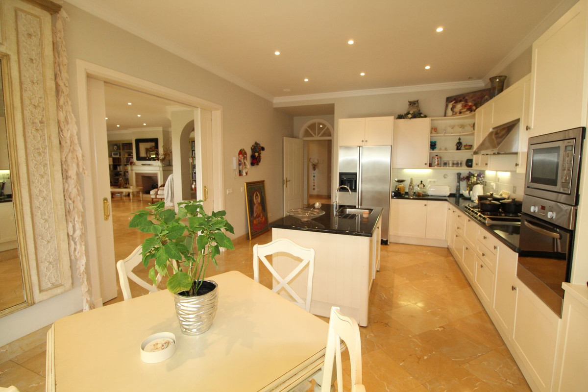 Se vende Villa - Chalet de 4 dormitorios en Costa Del Sol, Cadiz, España