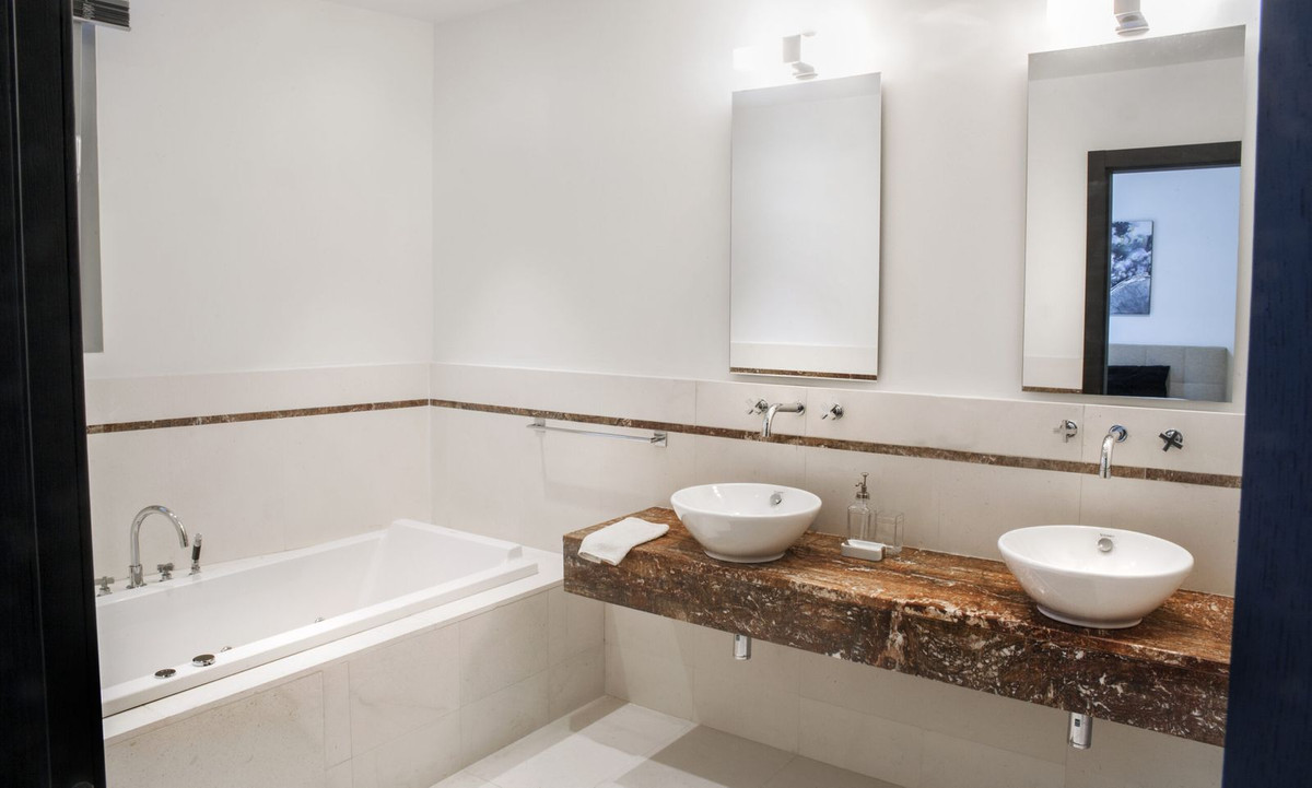 Se vende Adosada de 5 dormitorios en Costa Del Sol, Málaga, España