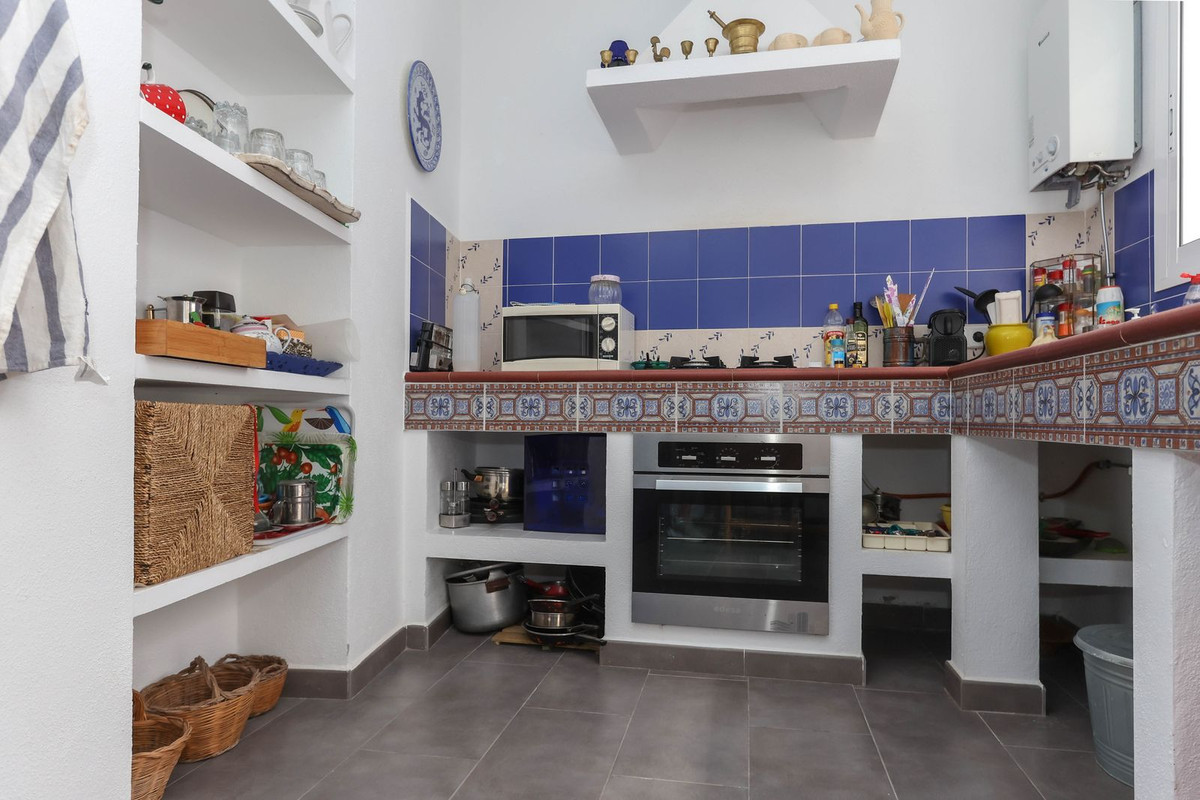 5 Bed Townhouse for sale in Tolox Costa Del Sol, Málaga, Spain
