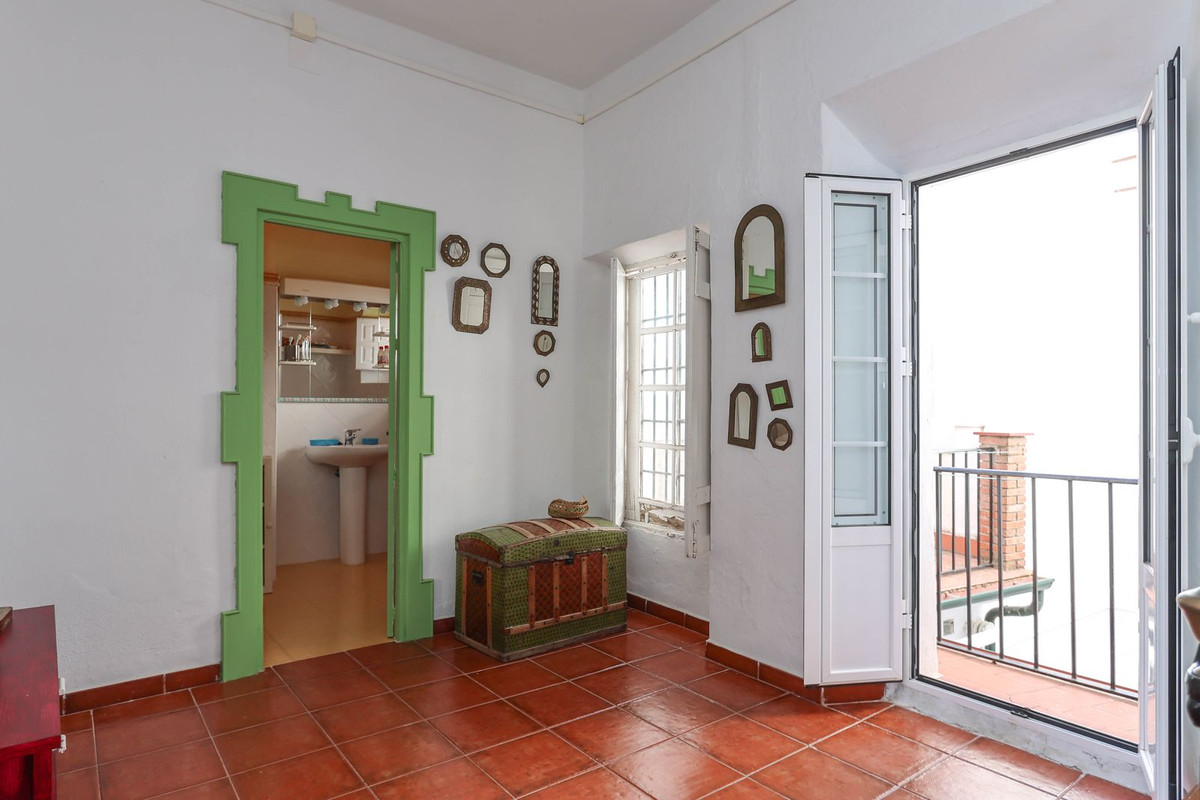 5 Bed Townhouse for sale in Tolox Costa Del Sol, Málaga, Spain