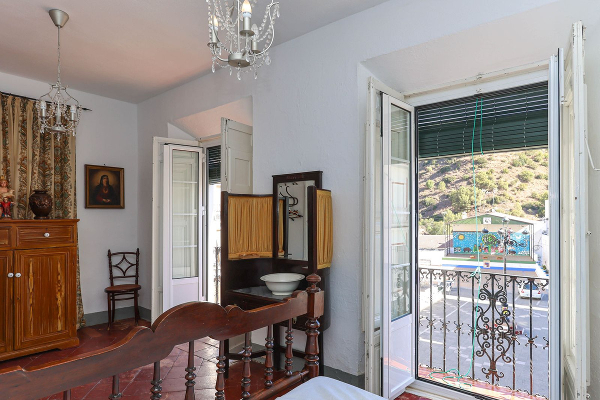 5 Bed Townhouse for sale in Tolox Costa Del Sol, Málaga, Spain