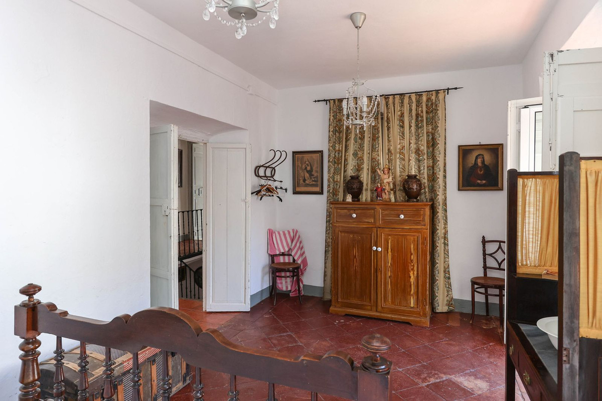 5 Bed Townhouse for sale in Tolox Costa Del Sol, Málaga, Spain