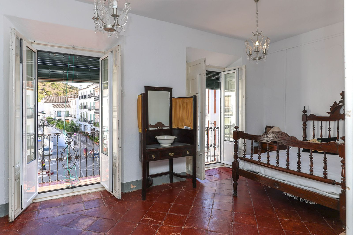 5 Bed Townhouse for sale in Tolox Costa Del Sol, Málaga, Spain