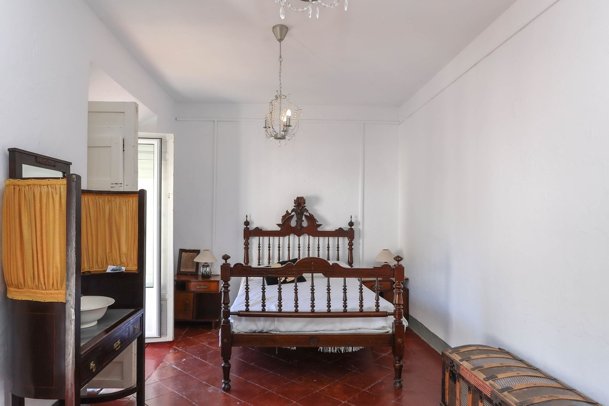 5 Bed Townhouse for sale in Tolox Costa Del Sol, Málaga, Spain