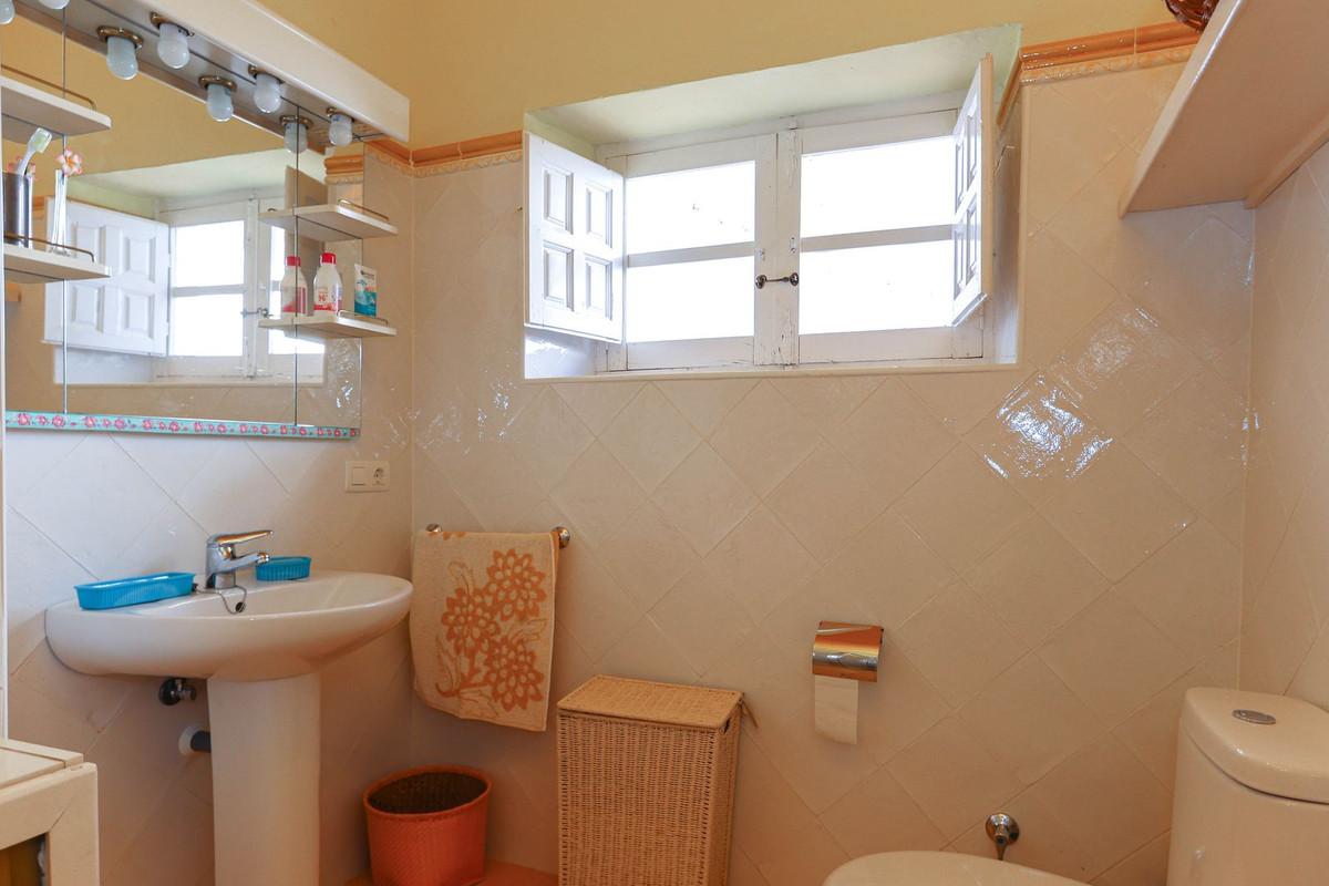 5 Bed Townhouse for sale in Tolox Costa Del Sol, Málaga, Spain