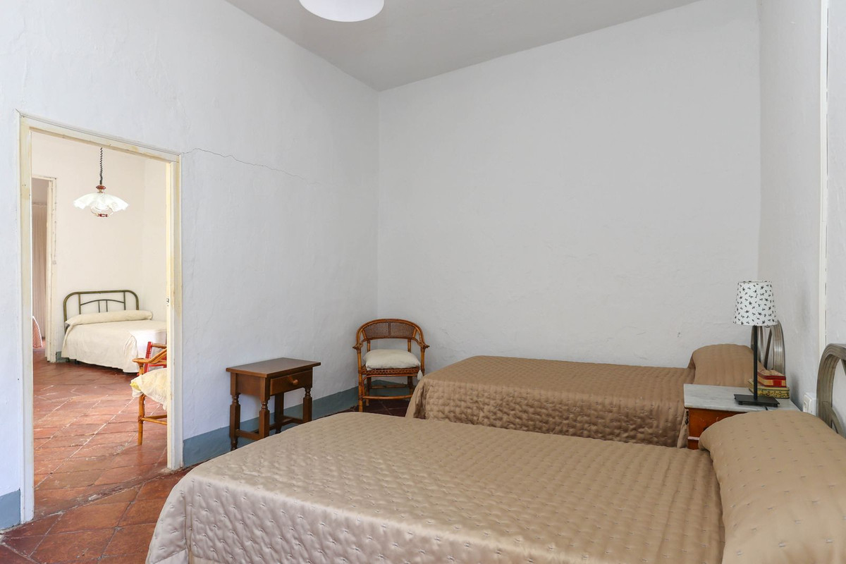 5 Bed Townhouse for sale in Tolox Costa Del Sol, Málaga, Spain