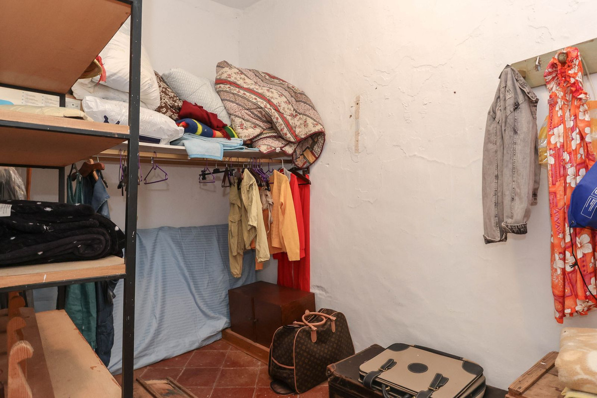 5 Bed Townhouse for sale in Tolox Costa Del Sol, Málaga, Spain