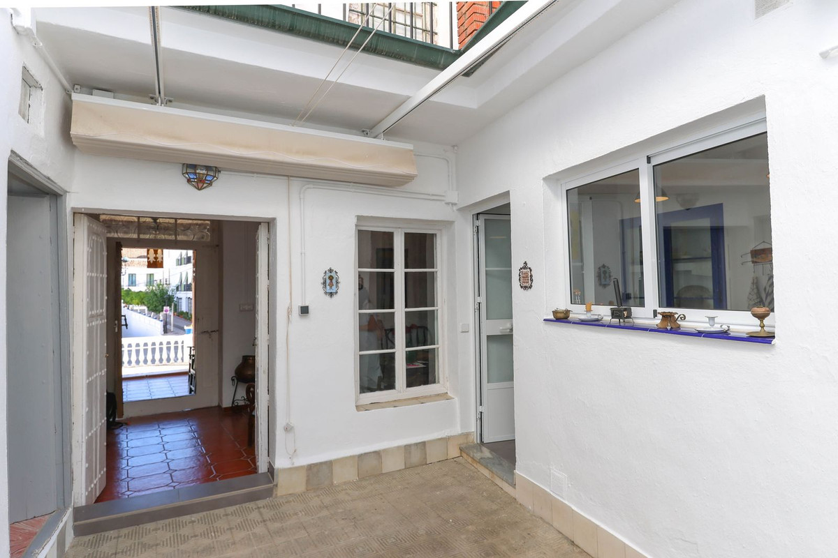 5 Bed Townhouse for sale in Tolox Costa Del Sol, Málaga, Spain